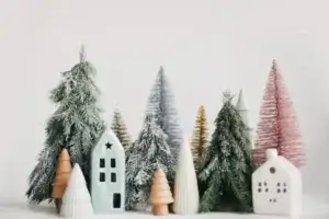 Décoration de Noël : sapins et petites maisons en sucre blanc