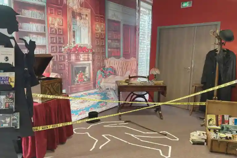 Décor de scène de crime pour une enquête policière au théâtre