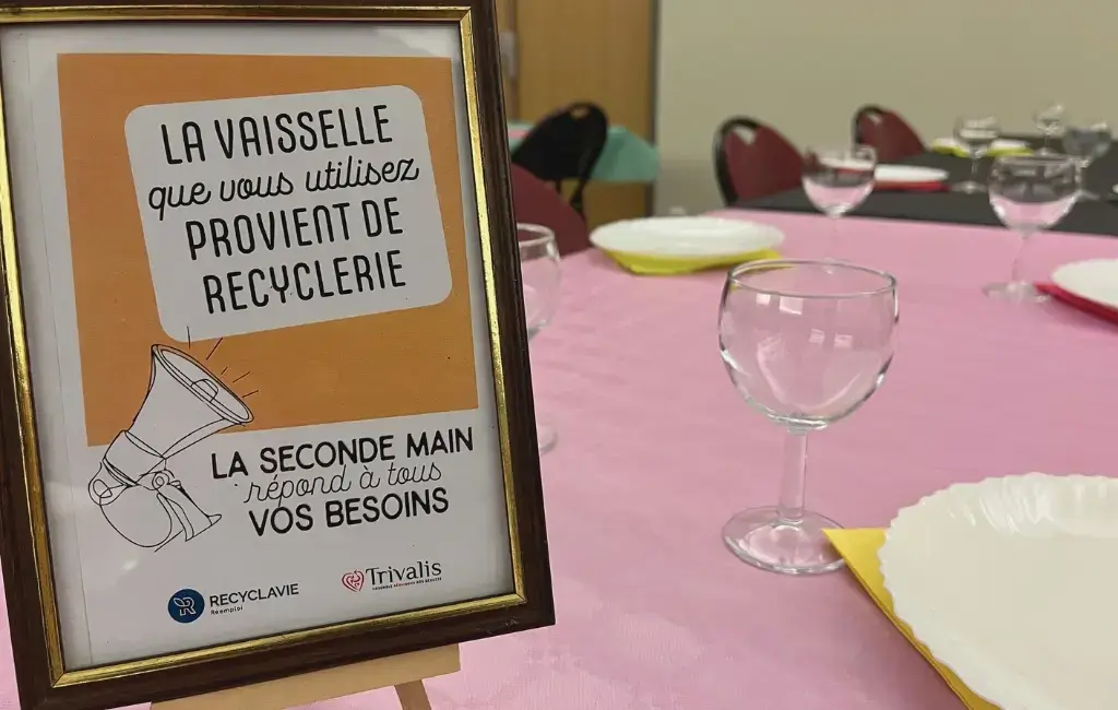 Une table dressée avec une nappe rose et de la vaisselle assortie