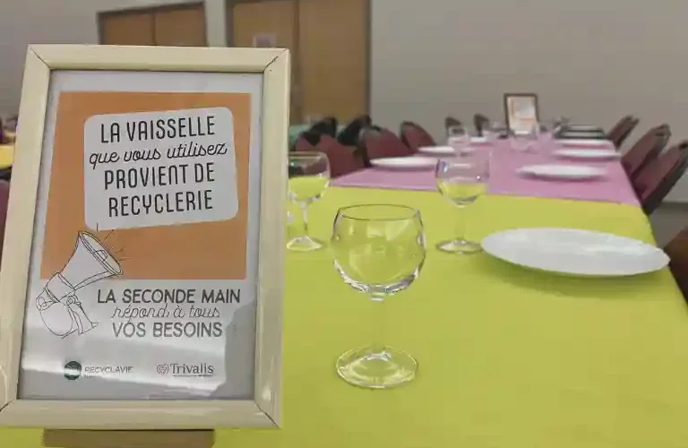 Une table dressée avec une nappe jaune