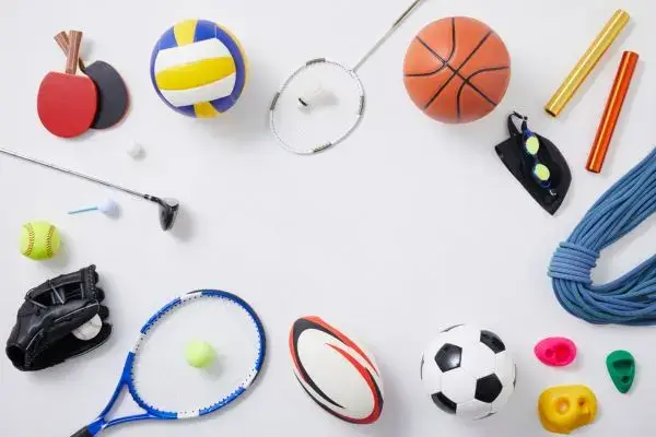 Des ballons, raquettes, volant de badminton, équipements pour les loisirs en extérieurs