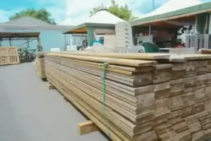 Planches de bois entreposées