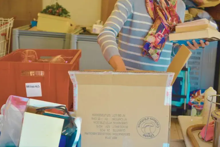 Une femme réceptionnant des objets