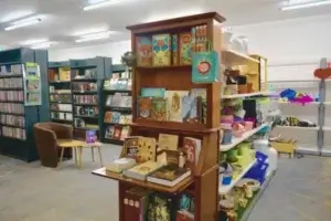 Livres, coin lecture et un rayon déco jardinage