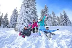 Des enfants jouent dans la neige